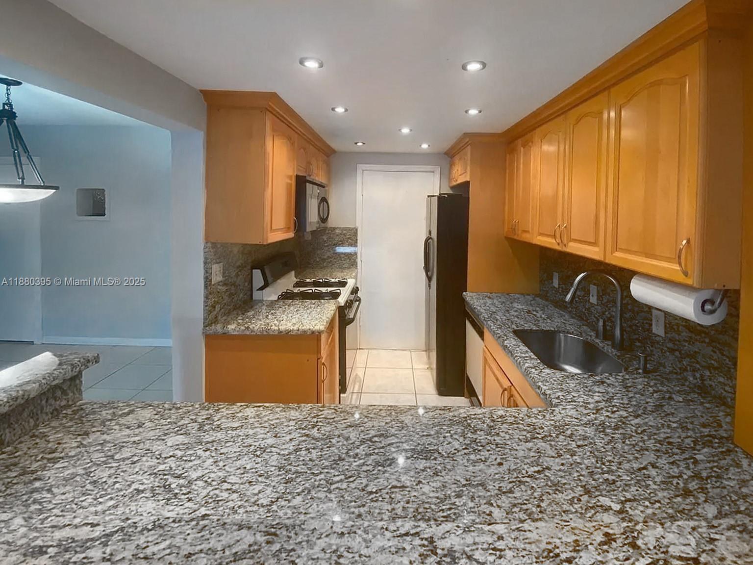 DADELAND GROVE CONDO - Residential Lease