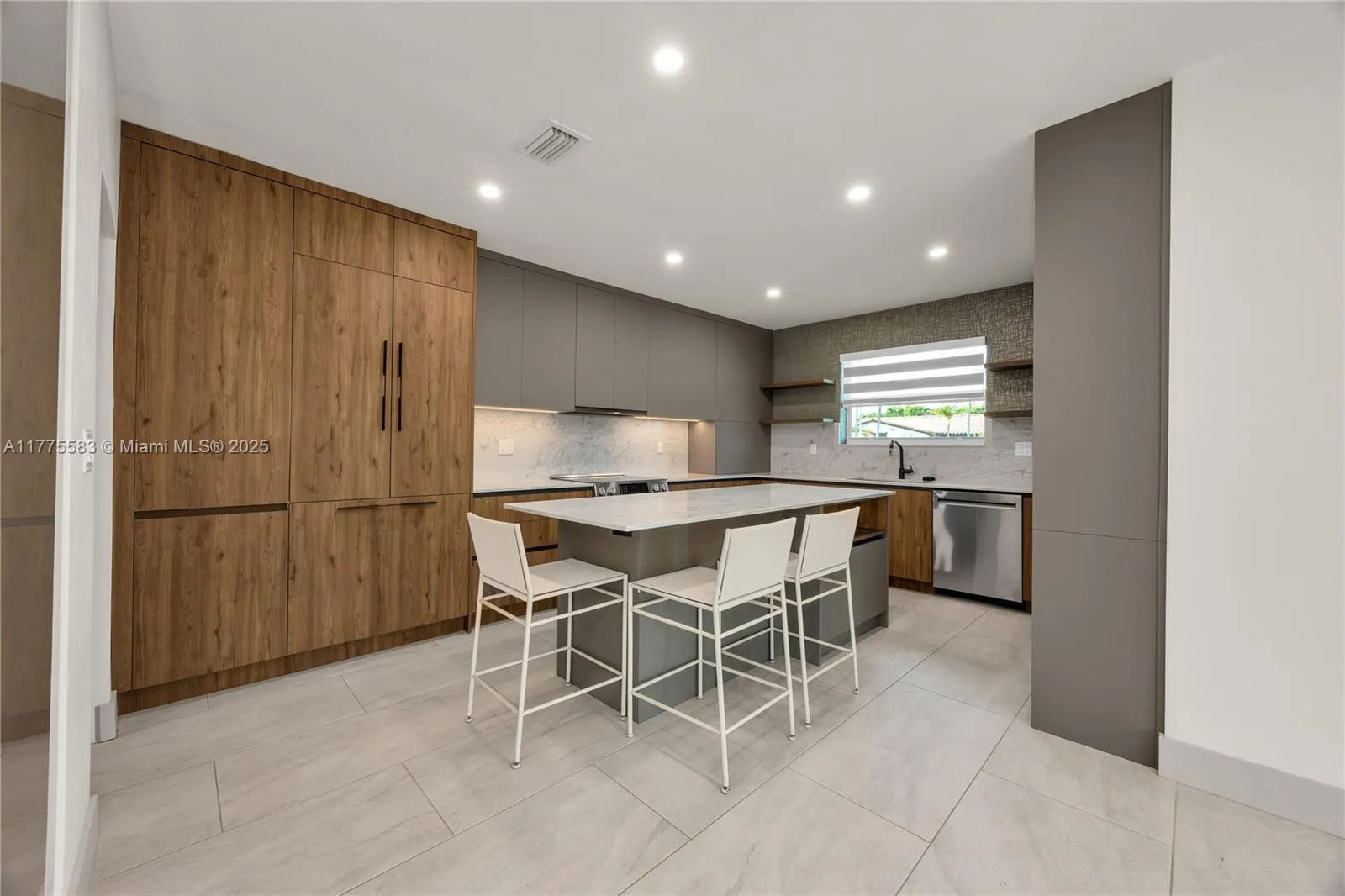 Miami, Florida 33155, United States, 4 Bedrooms Bedrooms, ,2 BathroomsBathrooms,Residential,Pending,119073