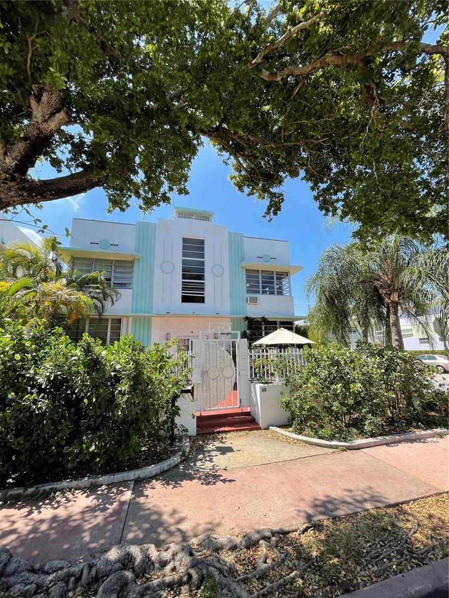 Great unit with wood floors, modern kitchen and appliances, bathroom and bedroom.  Low taxes. Great for investment, to live in or for a vacation home. Very easy to rent. Don t miss it. Easy to show.