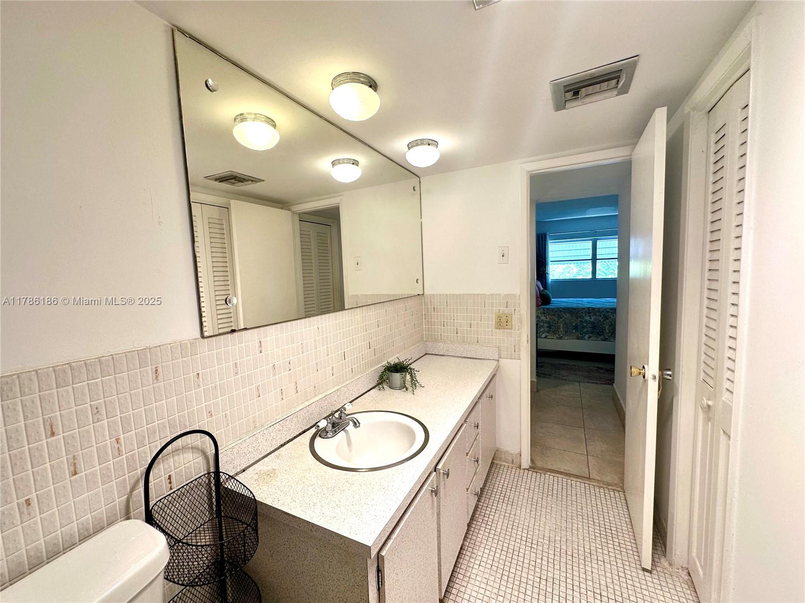 HILLCREST COUNTRY CLUB APT - Residential