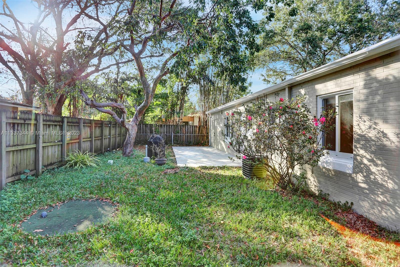 LAUDERDALE PINES - Residential Lease