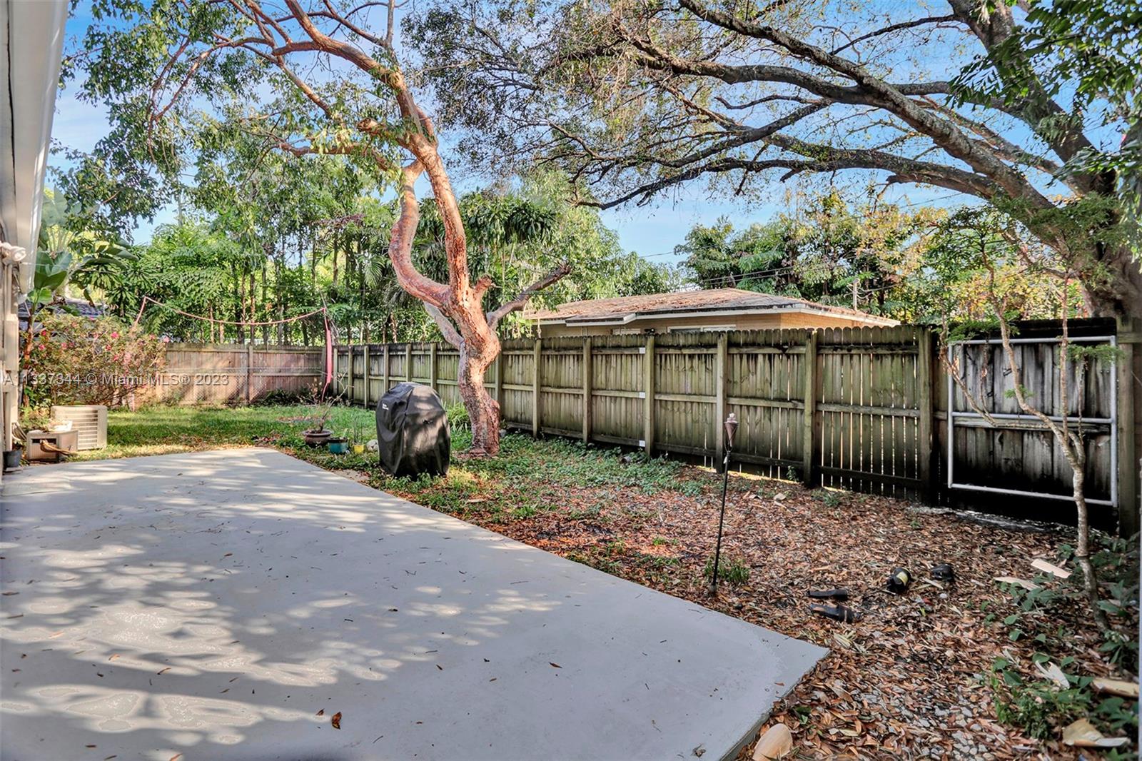 LAUDERDALE PINES - Residential Lease