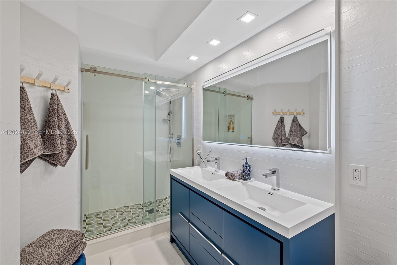 PORTO BELLAGIO CONDO - Residential