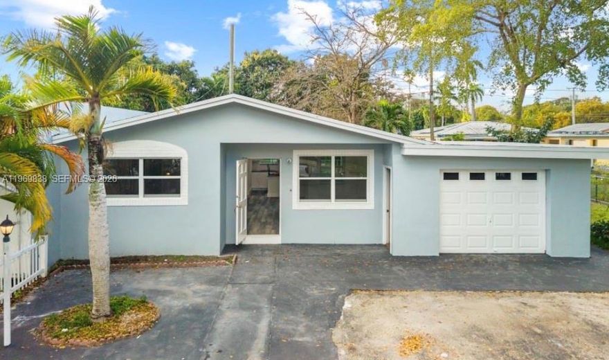 BEAUTIFUL AND NEWLY RENOVATED 2 BEDROOMS 2 BATH HOME. LOCATED IN THE DESIRABLE HOLLYWWOD HILLS AREA
PRIVATE BACK YARD IDEAL FOR RELAXING OR ENTERTAINING.
CENTRALLY LOCATED NEAR MEMORIAL REGIONAL HOSPITAL, MAJOR HWY, SHOPPING, DINING AND TOP RATED SCHOOLS. AVAILABLE IMMEDIATELY.