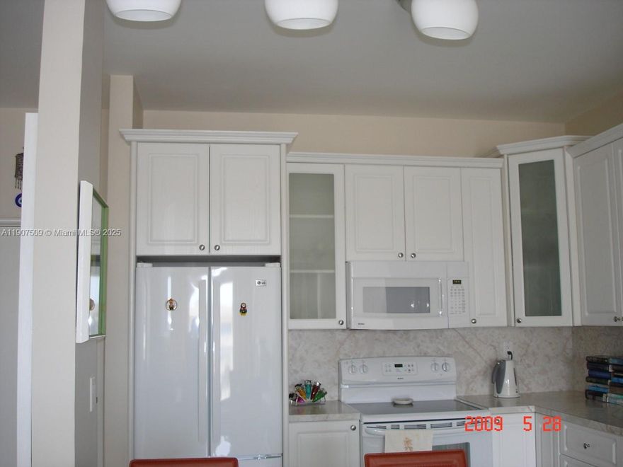 Beautiful 1 bedroom 1 1/2 bath Penthouse over 1,000 sq ft 10 feet ceiling.
Large terrace with standing unobstructed South, West, East view.
World class Amenities: Marina , gym, 2 pools, tennis court, 24 hours security, free valet parking.
Minutes away from Aventura Mall, top-rated schools and fine dining. For showing instructions CALL listing agent.