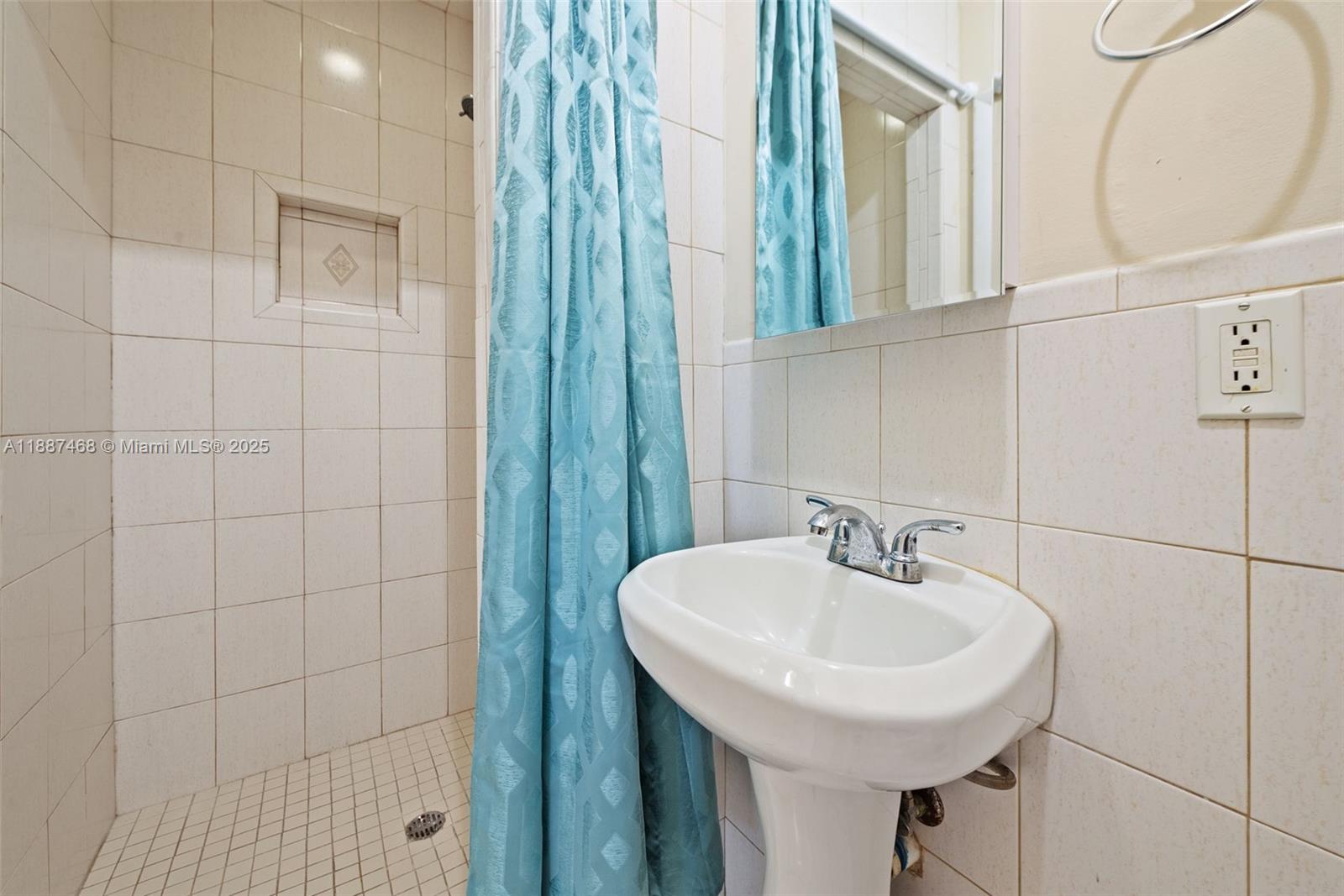 COUNTRY CLUB ESTATES SEC - Residential