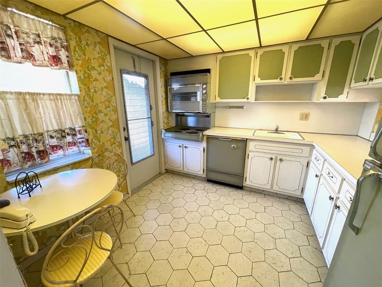 HILLCREST COUNTRY CLUB AP - Residential