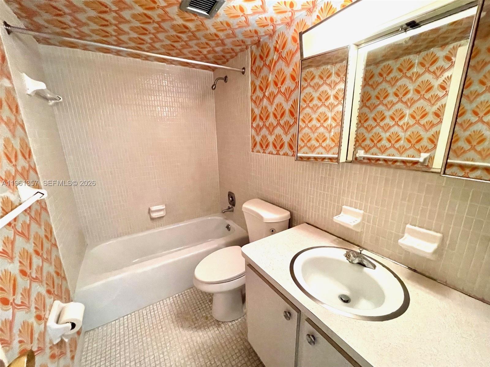 HILLCREST COUNTRY CLUB AP - Residential