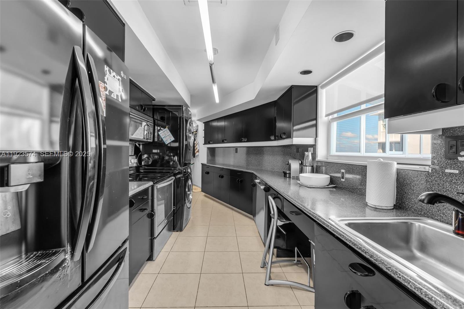 THE EXECUTIVE CONDO - Residential Lease