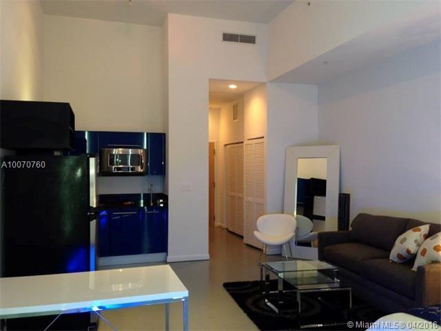Beautiful studio, high celling, open space full of light, floor to ceiling window, luxurious resort style Condo, 3 pools by the Bay, Fabulous spa and amenities, security, concierge, valet parking, walking distance to Bayside Res, American Airline Arena, minutes to South Beach.