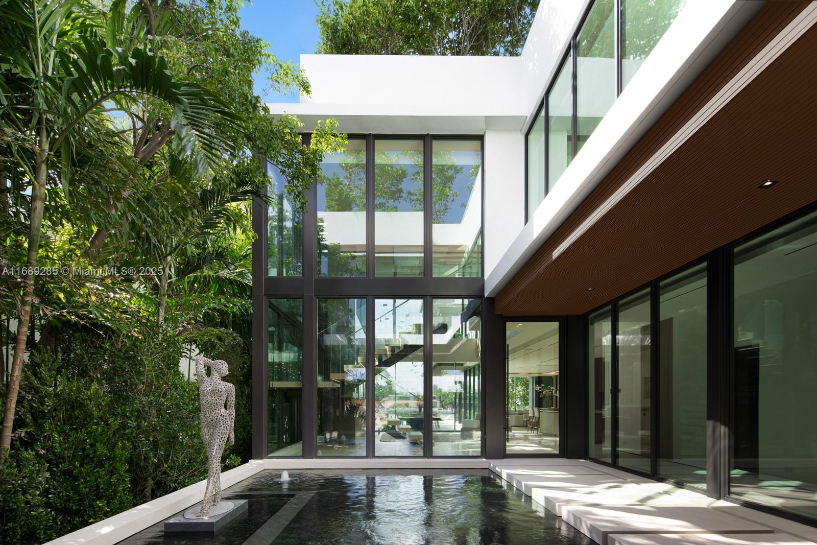 220 W Dilido Dr