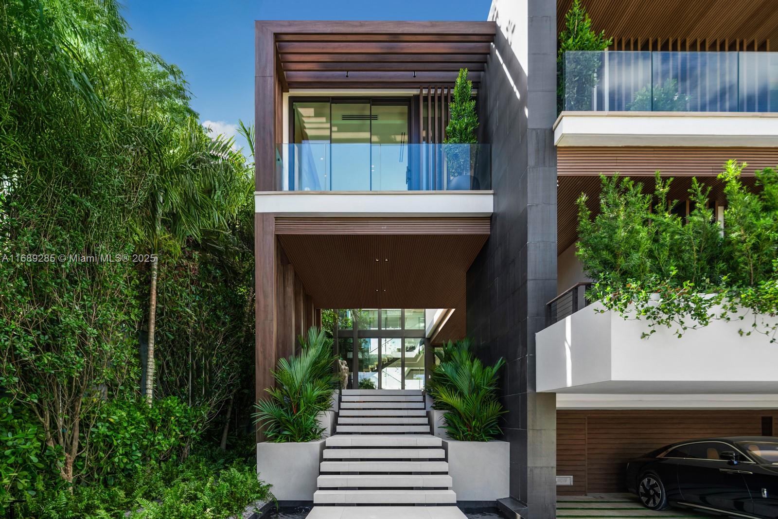 220 W Dilido Dr