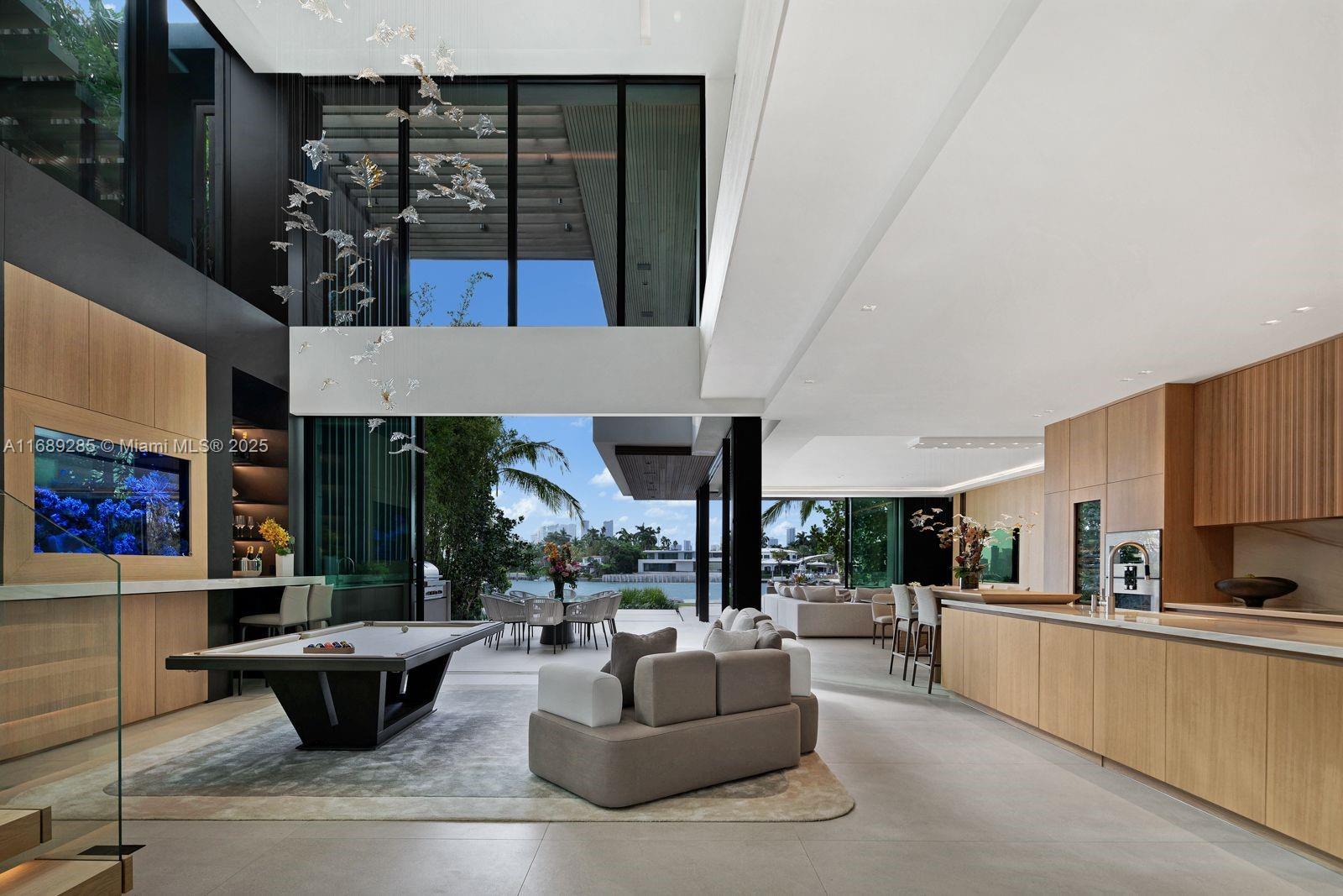 220 W Dilido Dr