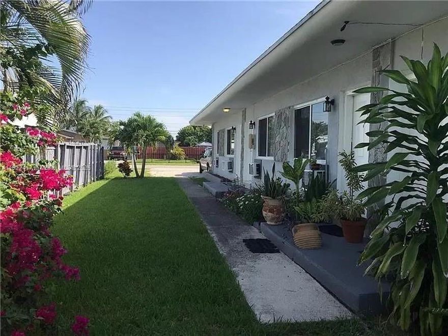 Cozy and efficient studio in unbeatable location! Just 5 minutes for the Hard Rock Casino and 15 minutes to the beach, with quick access to I-95, the Turnpike and 595. Features a spacious kitchen with granite counters and large island, Open layout, and fresh finishes. Ideal for professionals and students. Available for an annual lease.