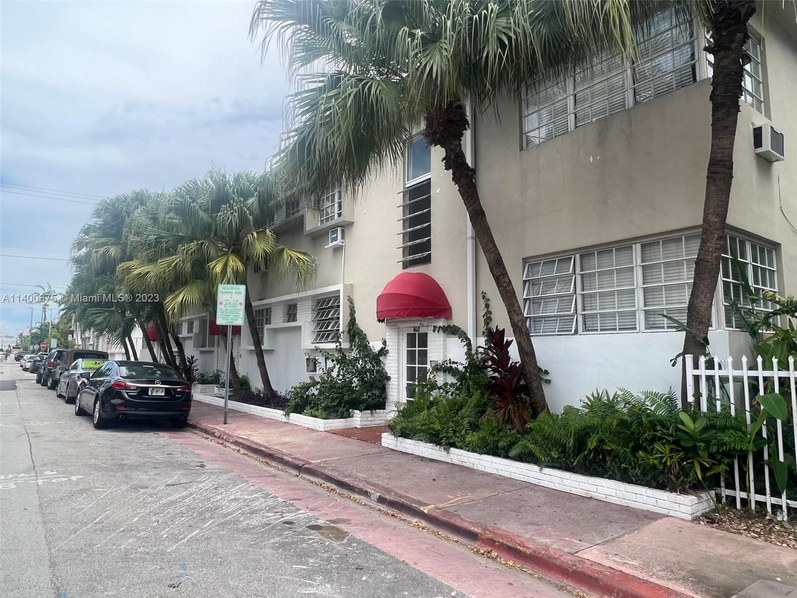 Nice and Cozy unit in the heart of South Beach . Crystal window overlook a lovely garden, 10th street and its sorrounding . This unit provide lots of closets , plenty of space and double access fromo the principal and the building patio . Walking distance from restaurants , pharmacies , Publix , Target and the famous Lincoln Road Mall . Flamingo Park recreation is just a couple of blocks from the building .