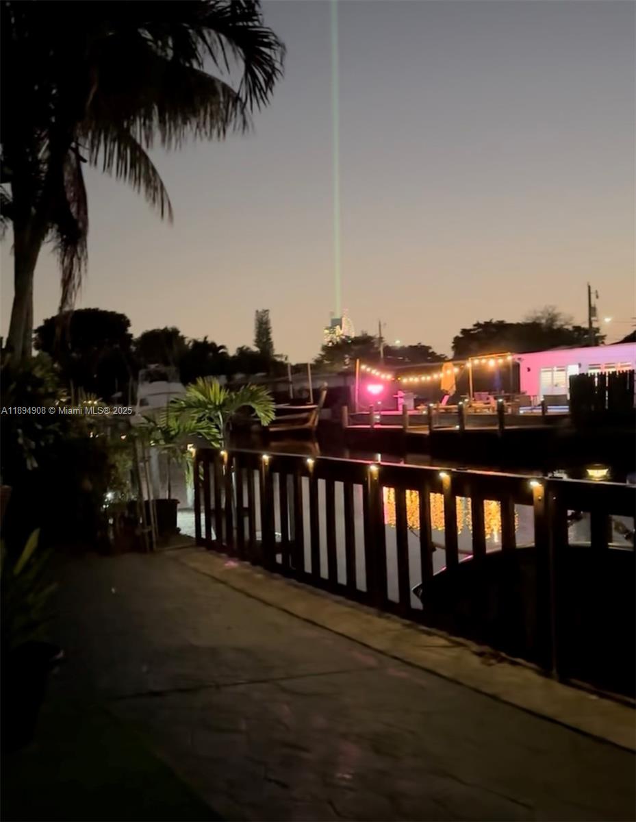 TROPICAL HAVEN - Residential Lease