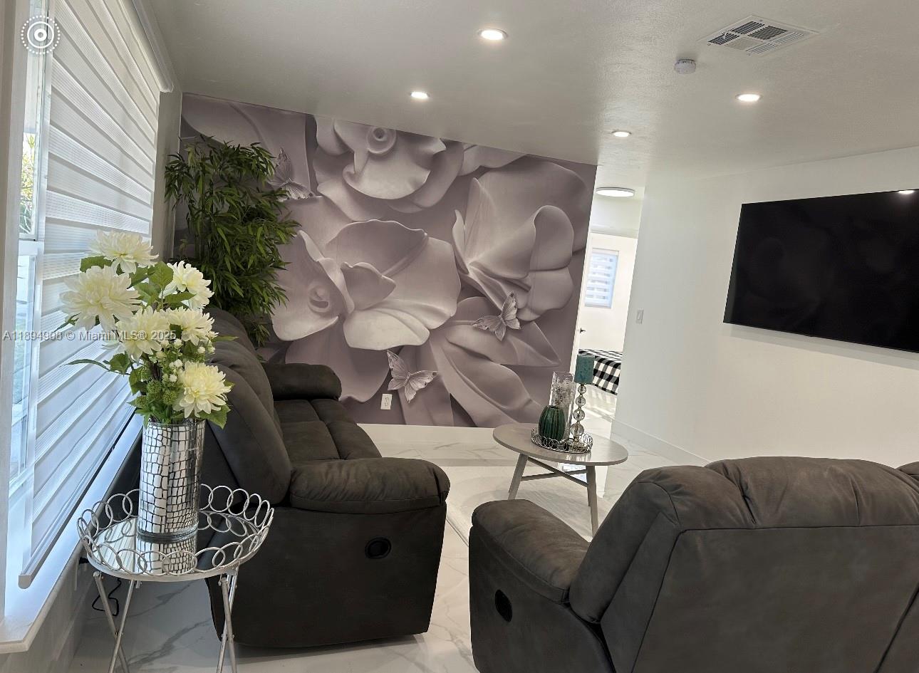 TROPICAL HAVEN - Residential Lease