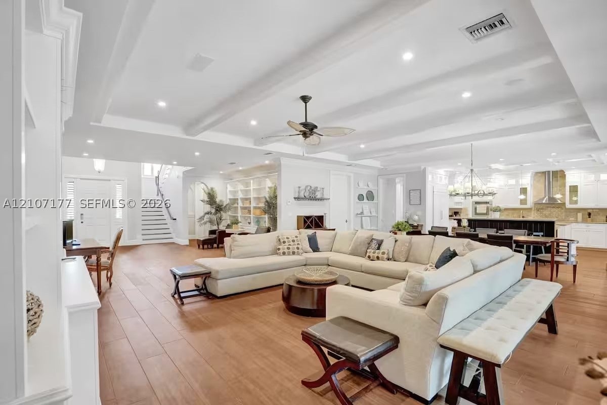 952 Lincoln St .