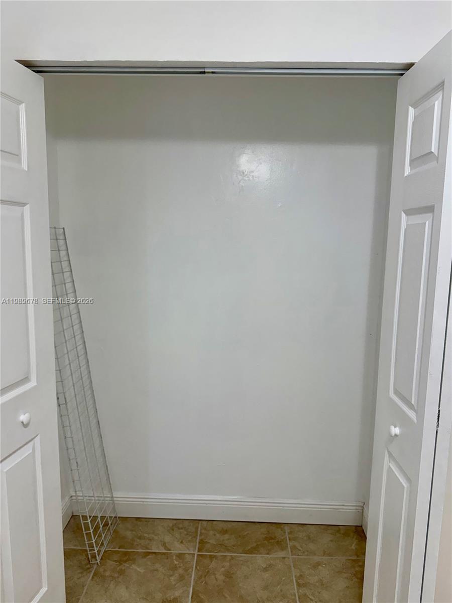 COUNTRY LAKE MANORS SEC 1 - Residential Lease