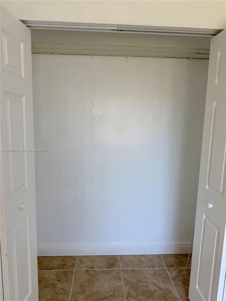 COUNTRY LAKE MANORS SEC 1 - Residential Lease