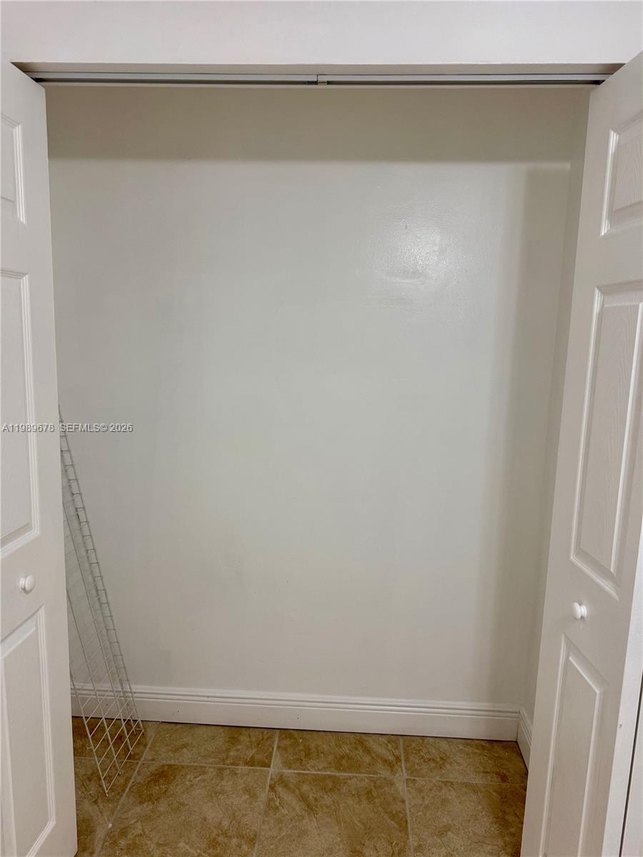 COUNTRY LAKE MANORS SEC 1 - Residential Lease