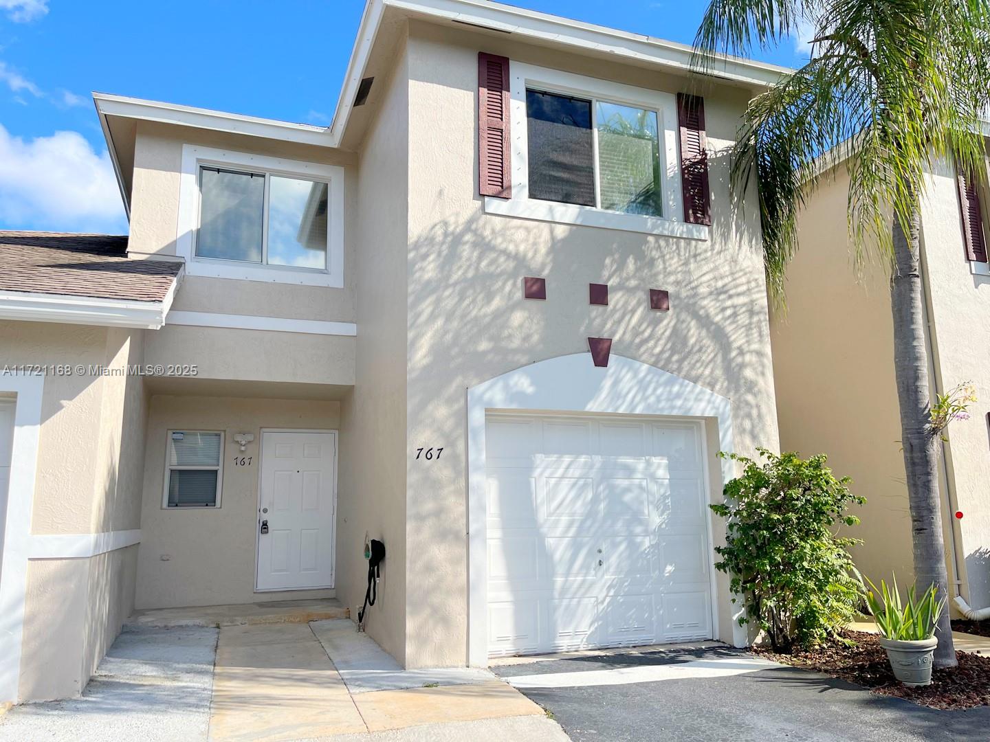 COZY AND SPACIOUS TOWNHOUSE IS LOCATED IN A IMPECCABLE COMMUNITY IN DEERFIELD BEACH. THIS 3 BEDROOMS AND 2.5 BATHROOMS TOWNHOUSE FEATURES A LARGE OPEN CONCEPT KITCHEN WITH GRANITE COUNTERTOP, CERAMIC ON THE FIRST FLOOR AND LAMINATE THROUGH OUT SECOND FLOOR, SPACIOUS BATHROOMS WITH GRANITE COUNTER TOPS. NEW WASHER AND DRYER.THIS TOWNHOUSE HAS AN AMAZING, SPACIOUS AND FENCED BACKYARD WITH A SCREENED PORCH MAKING IT A WELCOMING OUTDOOR SEATING SPACE FOR FRIENDS AND FAMILY TO ENJOY. THE PROPERTY HAS SPACE FOR 2 CARS AND ADDITIONAL GUESS PARKING. THIS QUIET AND CONVENIENT NEIGHBORHOOD IS 5 MINUTES TO TURNPIKE, 5 MINUTES TO I95.
!!!DO NOT MISS THE OPPORTUNITY TO LIVE IN A GREAT COMMUNITY