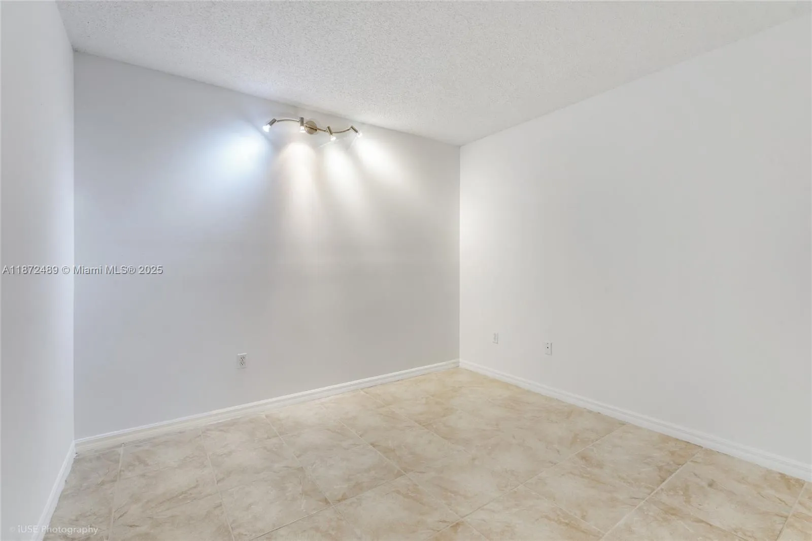 Miami, Florida 33126, United States, 2 Bedrooms Bedrooms, ,1 BathroomBathrooms,Residential,Active,203641