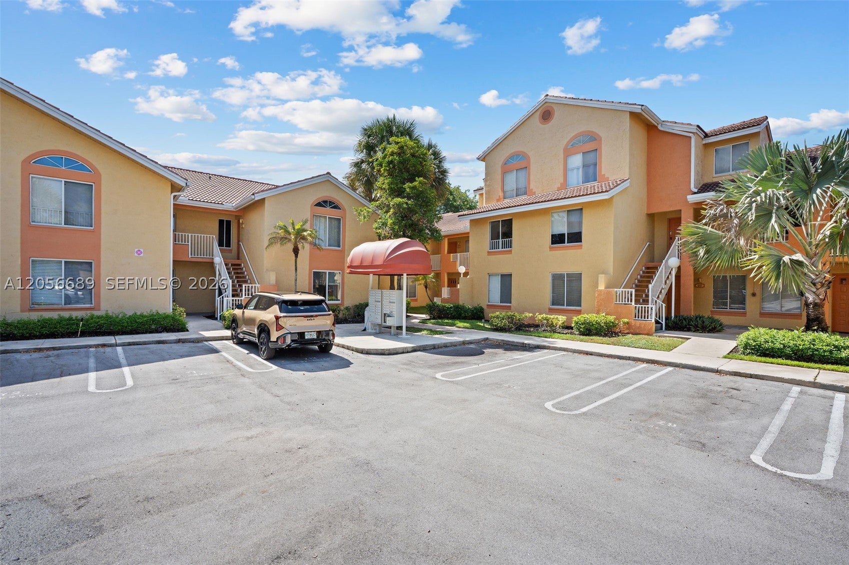 927 Coral Club Dr