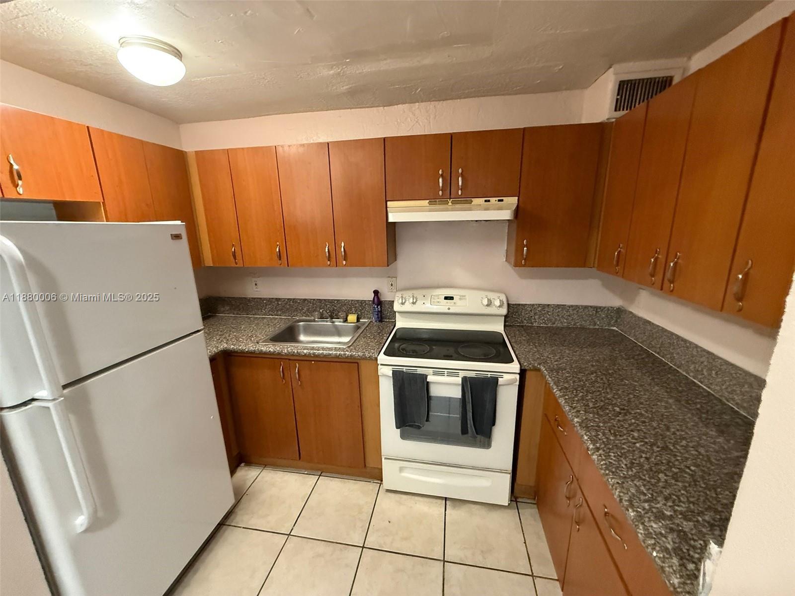Great apartment for rent 2 BEDS 1 BATH, FIRST FLOOR NO STAIRS NEEDED!! Excellent location , across publix supermarket, restaurants, and more, easy access to highways. Schedule a showing today!
*** 2 MONTHS TO MOVE IN ***