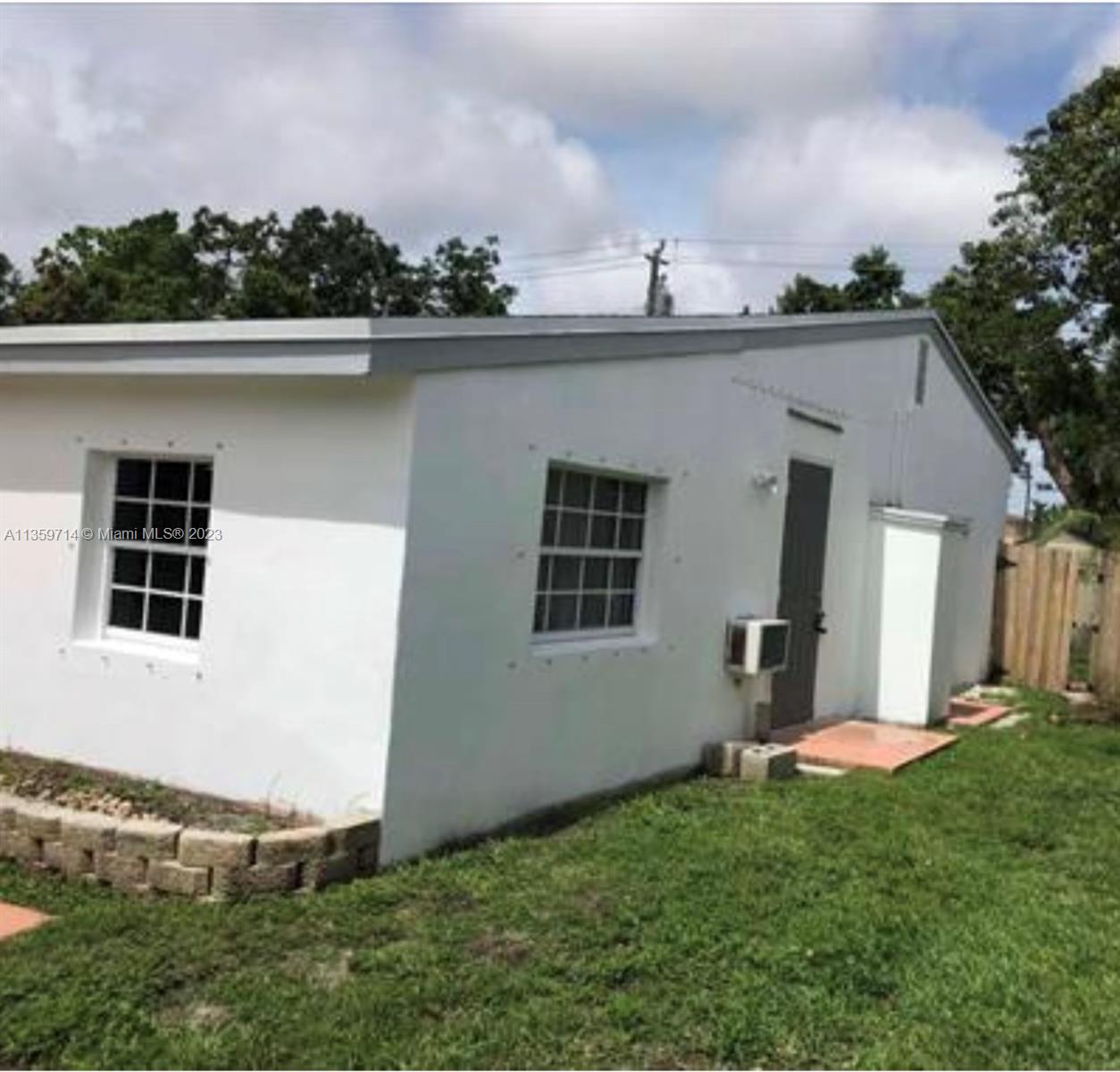Photo 3 of 8 of 330 NW 56th Ave house