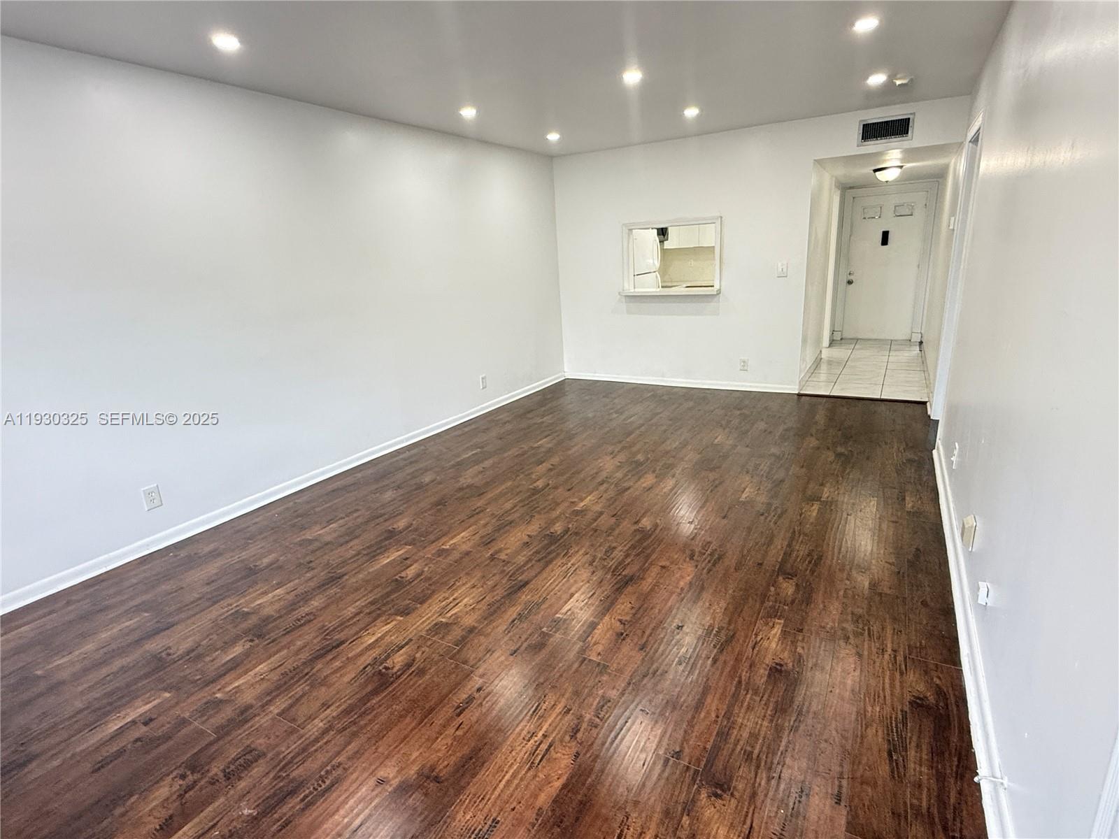 OAK HILLS CONDO NO III - Residential Lease