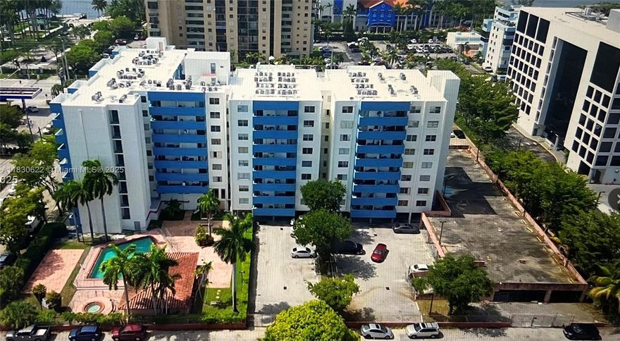 Great for Investors.... No Reserves, No rental restrictions. Condo in the heart of the city! 1 bedroom, 1 bathroom, stainless steel appliances in the fully equipped kitchen, The bedroom has walking closet and the bathroom with natural light streaming in through the windows, one assigned parking spaces, open balcony. Building been under remodeling. YOU MUST SEE!!!!!!!