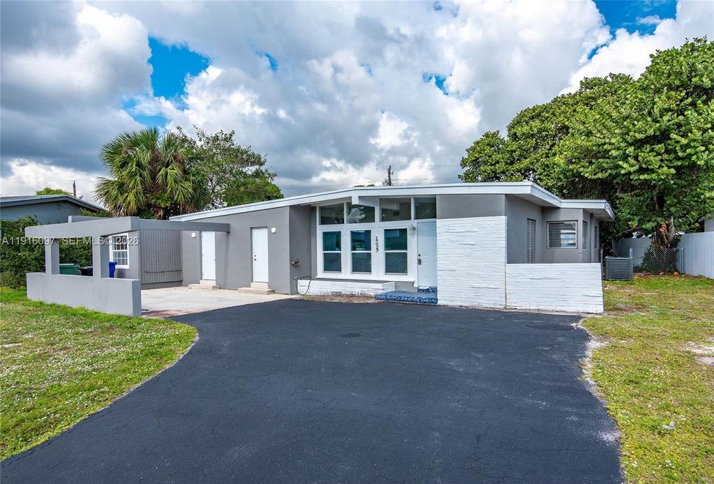 Photo of 429 W Evanston Cir, Fort Lauderdale, FL 33312 (MLS # A11916097)