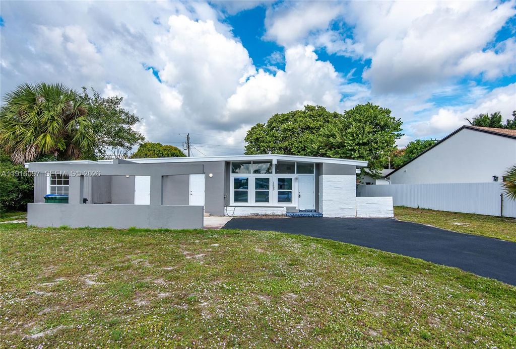 Photo of 429 W Evanston Cir, Fort Lauderdale, FL 33312 (MLS # A11916097)