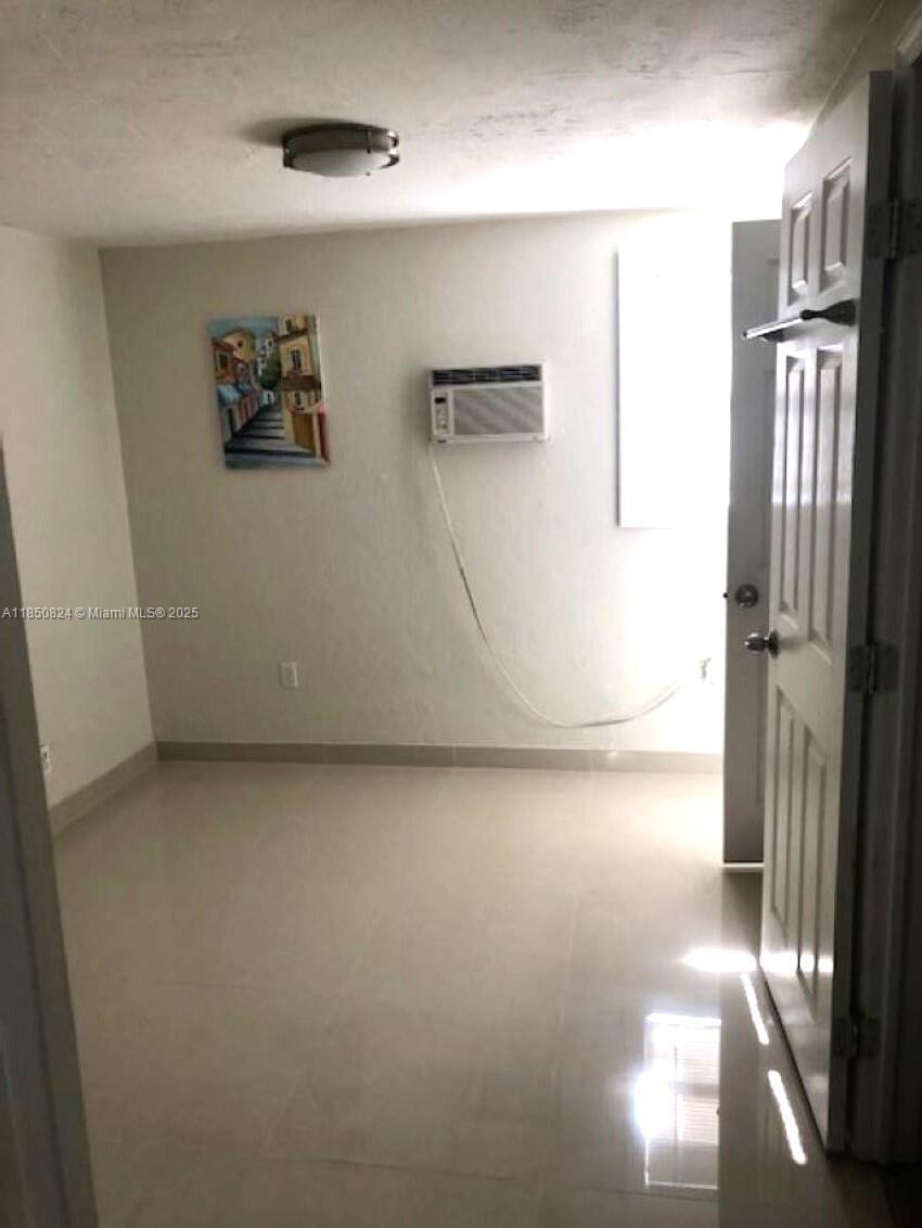 HOLLYWOOD PARK - Residential Lease
