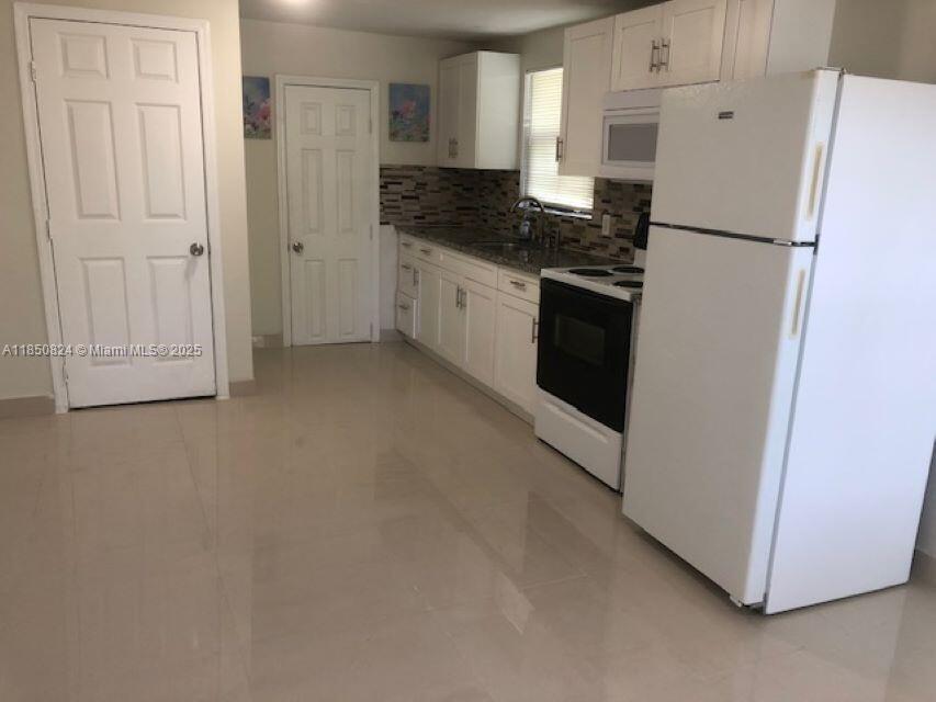 HOLLYWOOD PARK - Residential Lease