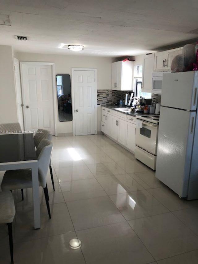 HOLLYWOOD PARK - Residential Lease