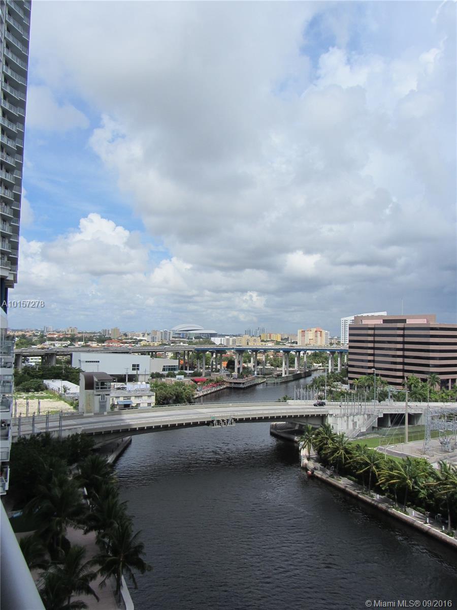 Beautiful and ultra modern 2 story loft, bedroom upstairs and livingroom downstairs. Granite countertop . Canal and city view. Washer and Dryer inside. Walking distance to restaurants at Brickell. Close to i95.