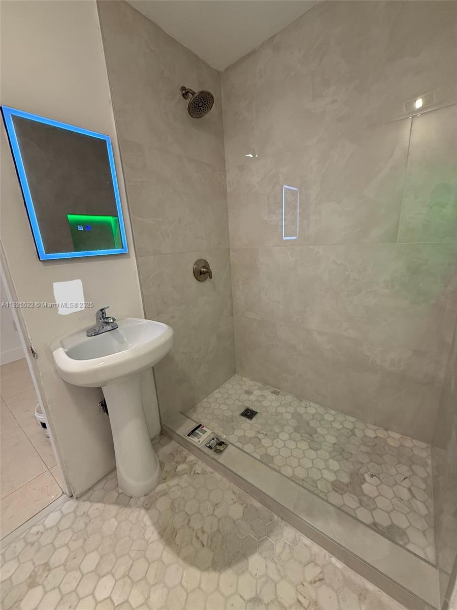 TAMIAMI GARDENS - Residential Lease