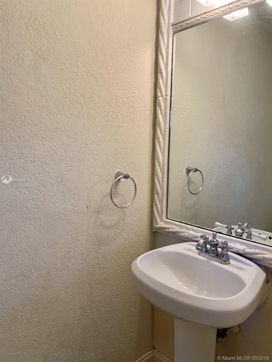 BLUE LAKE TOWNHOUSES COND - Residential Lease