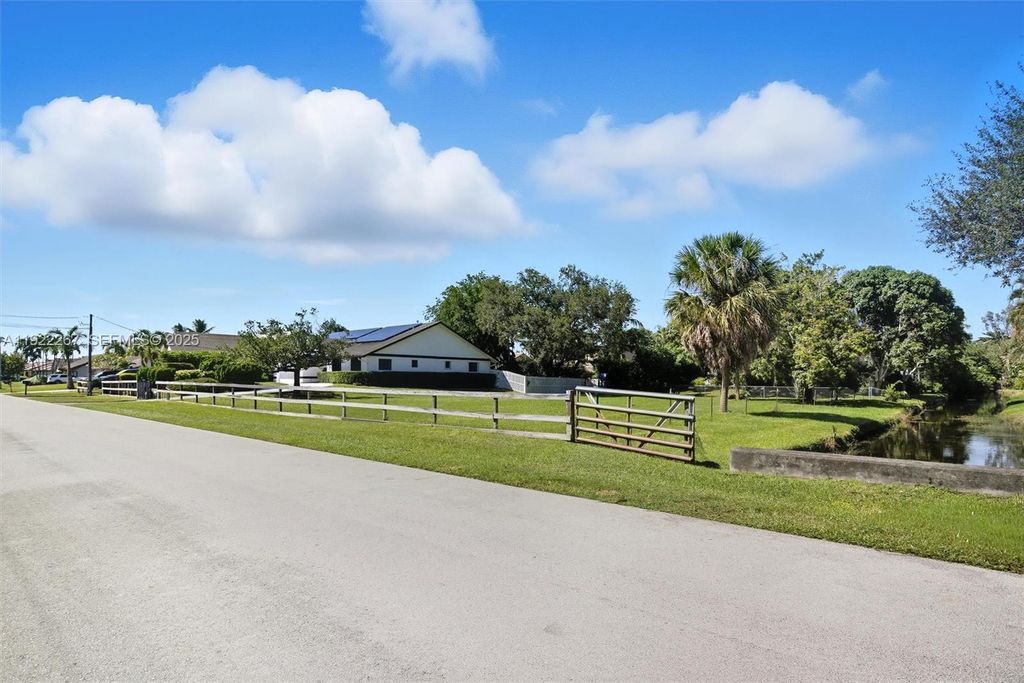 Photo of 11521 NW 23rd St, Plantation, FL 33323 (MLS # A11922267)