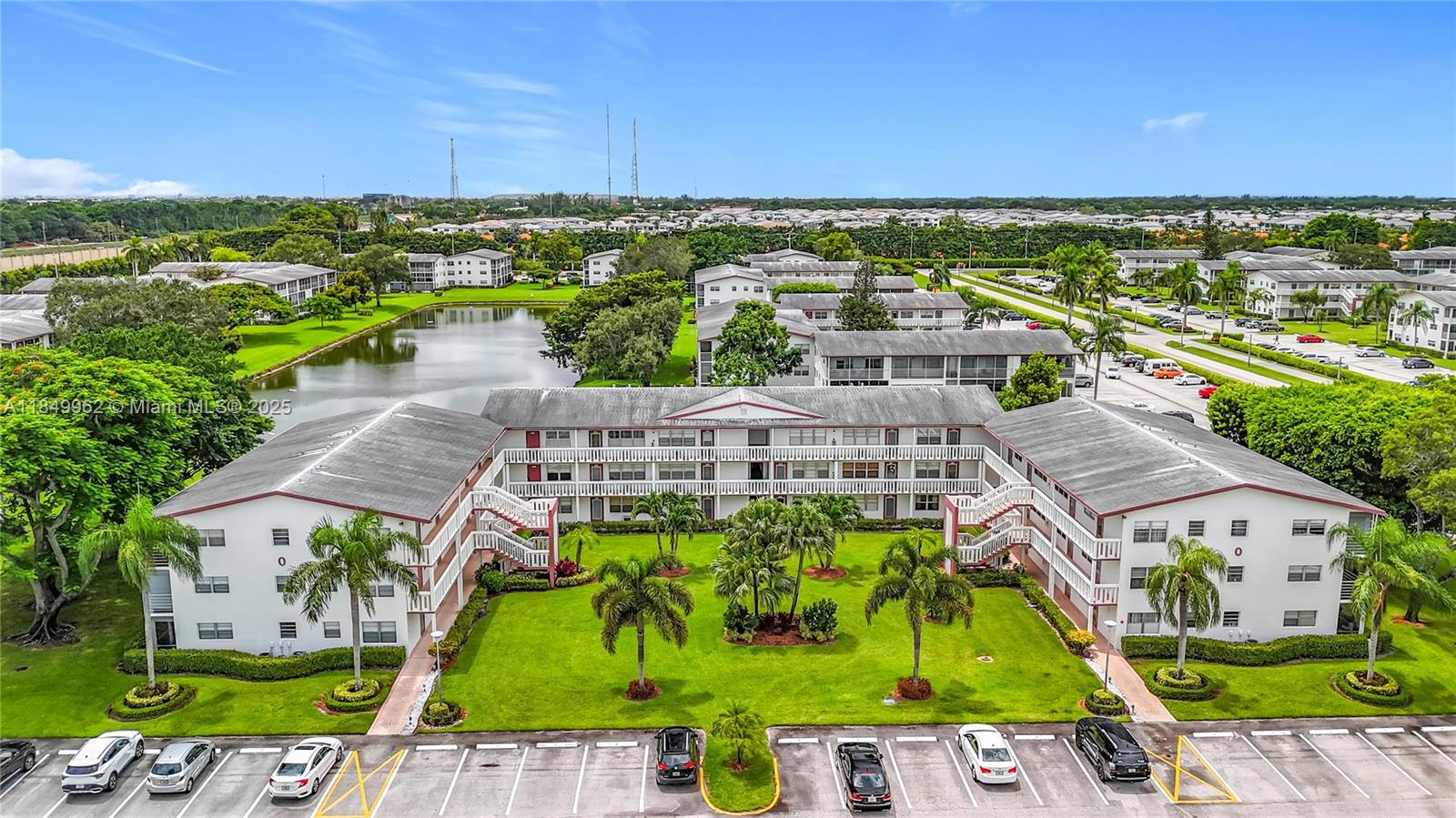 WONDERFUL a tastefully updated 1-bedroom, 1.5-bath residence located in the heart of Boca Raton, an amenity-rich, gated community known for its exceptional security and lifestyle conveniences. Enjoy a refreshed kitchen and bathrooms featuring contemporary finishes and sleek fixtures, and fresh paint.
This clean and well-maintained unit offers a comfortable, new A/C.
- Immaculate Condition: 24/7 gated security. Resort-style amenities, including pools, fitness centers, tennis courts, and a clubhouse, access to local shopping, dining, and major highways.
