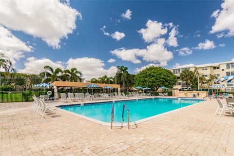 Condominium in Boynton Beach FL 2300 1st Ln Ln 22.jpg