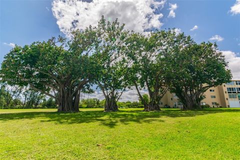 Condominium in Boynton Beach FL 2300 1st Ln Ln 30.jpg