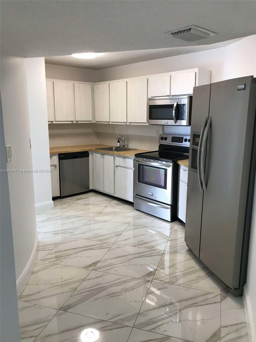 1000 Parkview Dr 811
