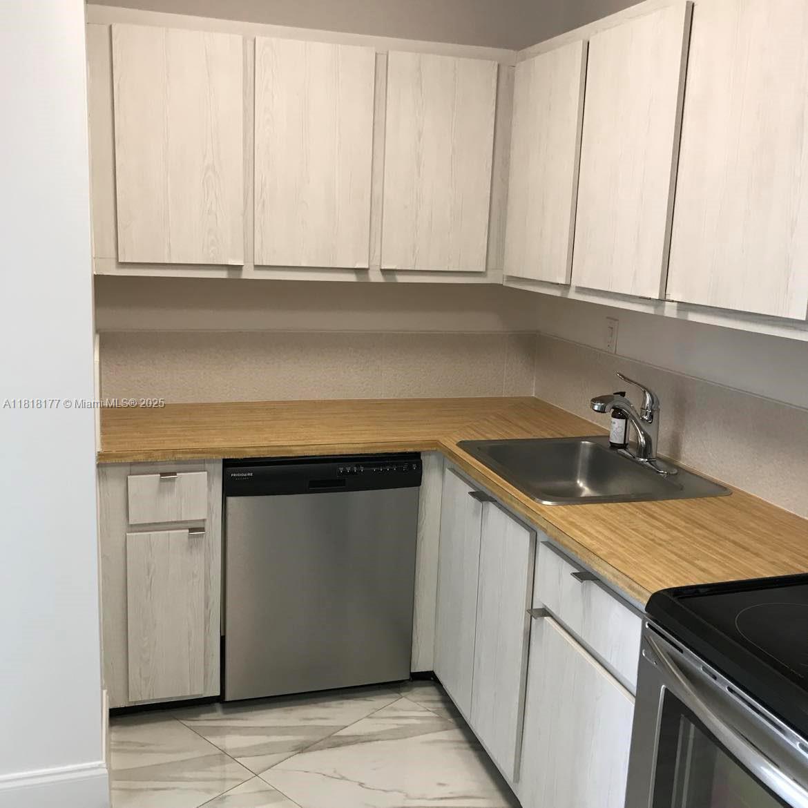 1000 Parkview Dr 811