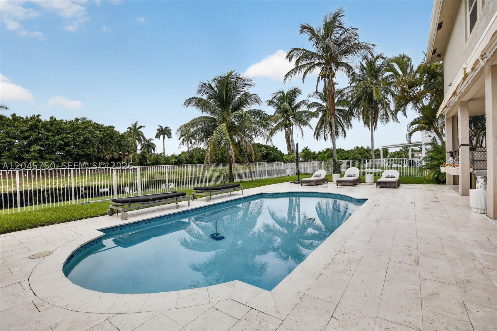 981 Waterside Cir