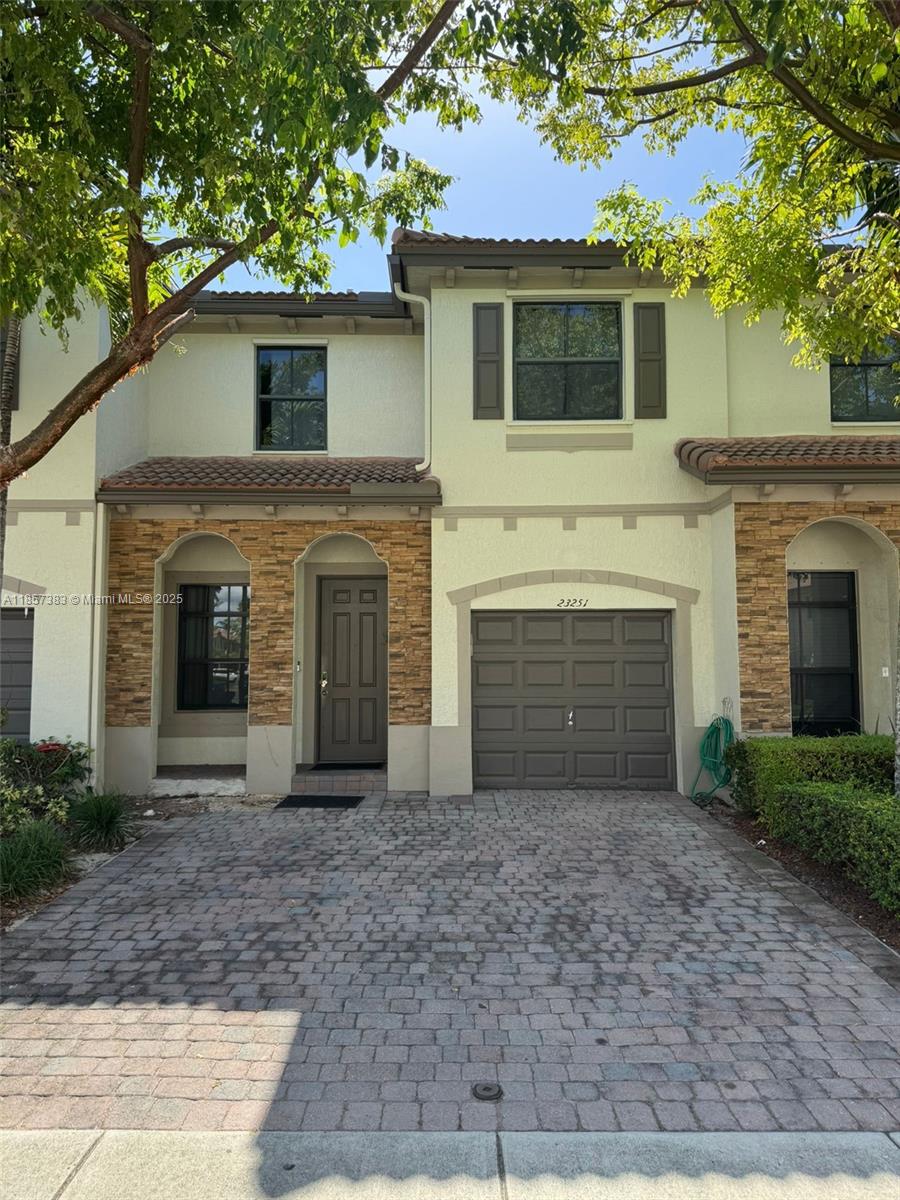 Beautiful Townhouse located in a lovely, family-oriented community.
This 3-bedroom, 2-5 bathroom property has been fully updated throughout. It features a dream open-concept kitchen with high-quality drawers and modern features, and all bathrooms have been recently renovated. The patio area is perfect for entertaining, offering a canopy and ample space for barbecues, all without any backyard neighbors.