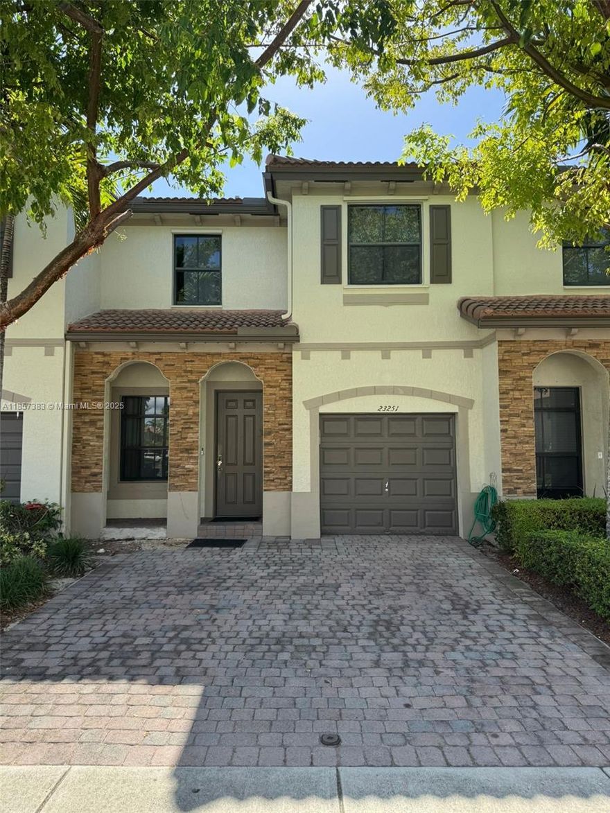 Beautiful Townhouse located in a lovely, family-oriented community. 
This 3-bedroom, 2-5 bathroom property has been fully updated throughout. It features a dream open-concept kitchen with high-quality drawers and modern features, and all  bathrooms have been recently renovated. The patio area is perfect for entertaining, offering a canopy and ample space for barbecues, all without any backyard neighbors.