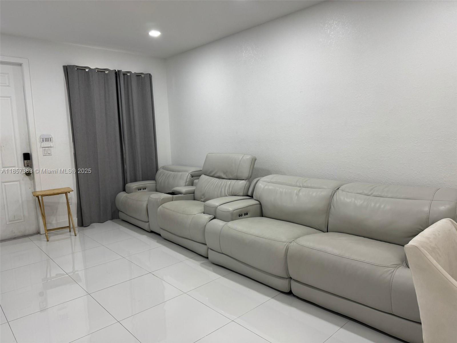 SILVER PALM EAST SEC THRE - Residential